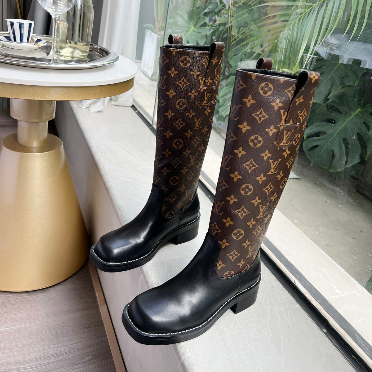 V Logo stylish embossed printed leather boots 0724101803