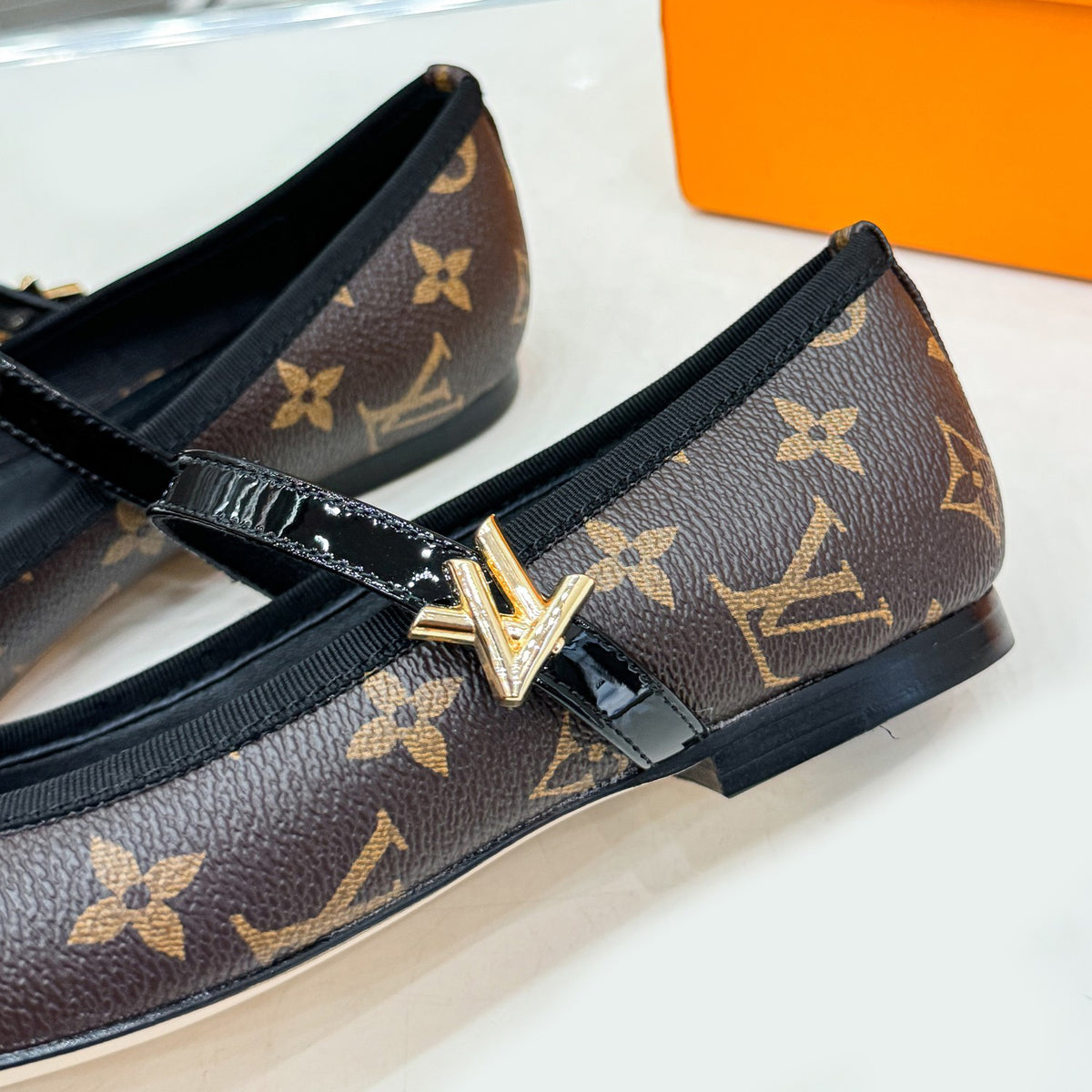 Round toe flat shoes 1824041115