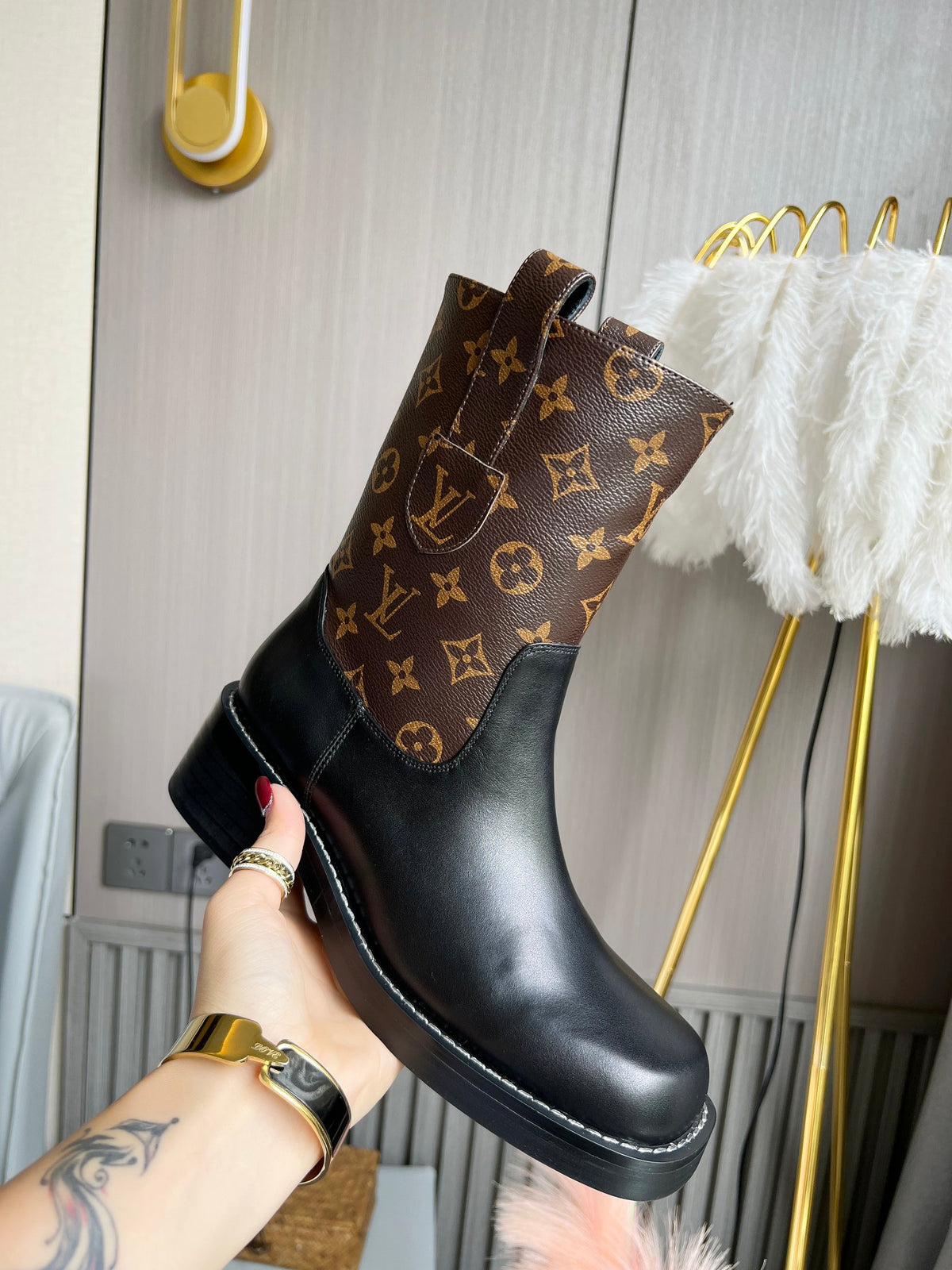 V Logo stylish embossed printed leather booties 0724101802