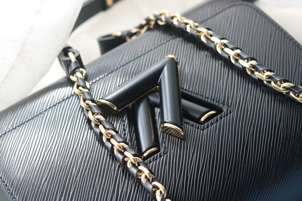 V high quality twist medium handbag 0724033104