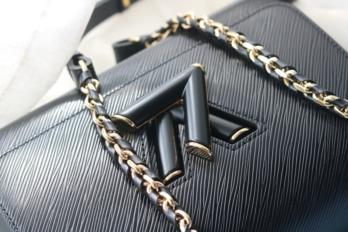 V high quality twist medium handbag 0724033104