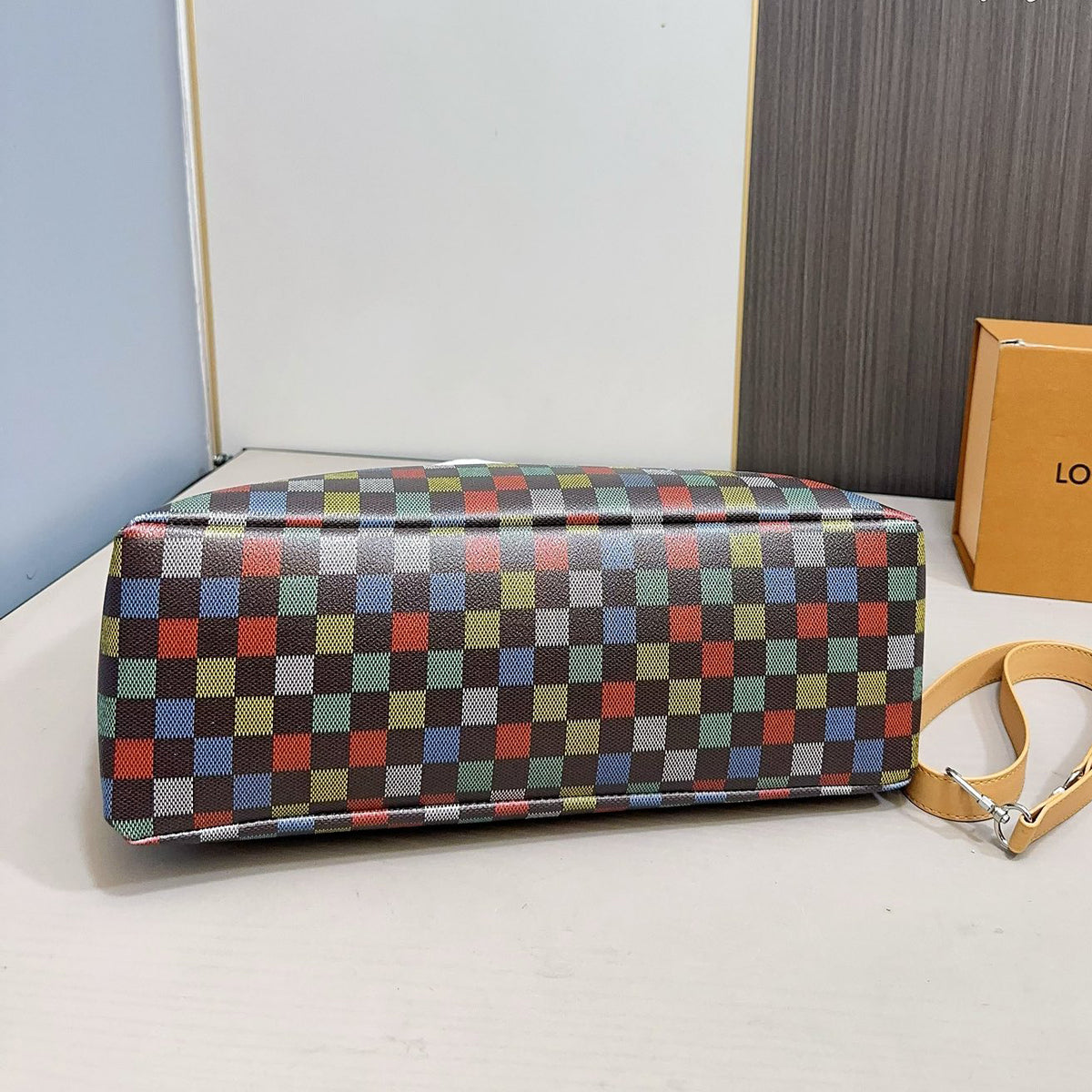 V Fashionable new checkered handbag 0724101013