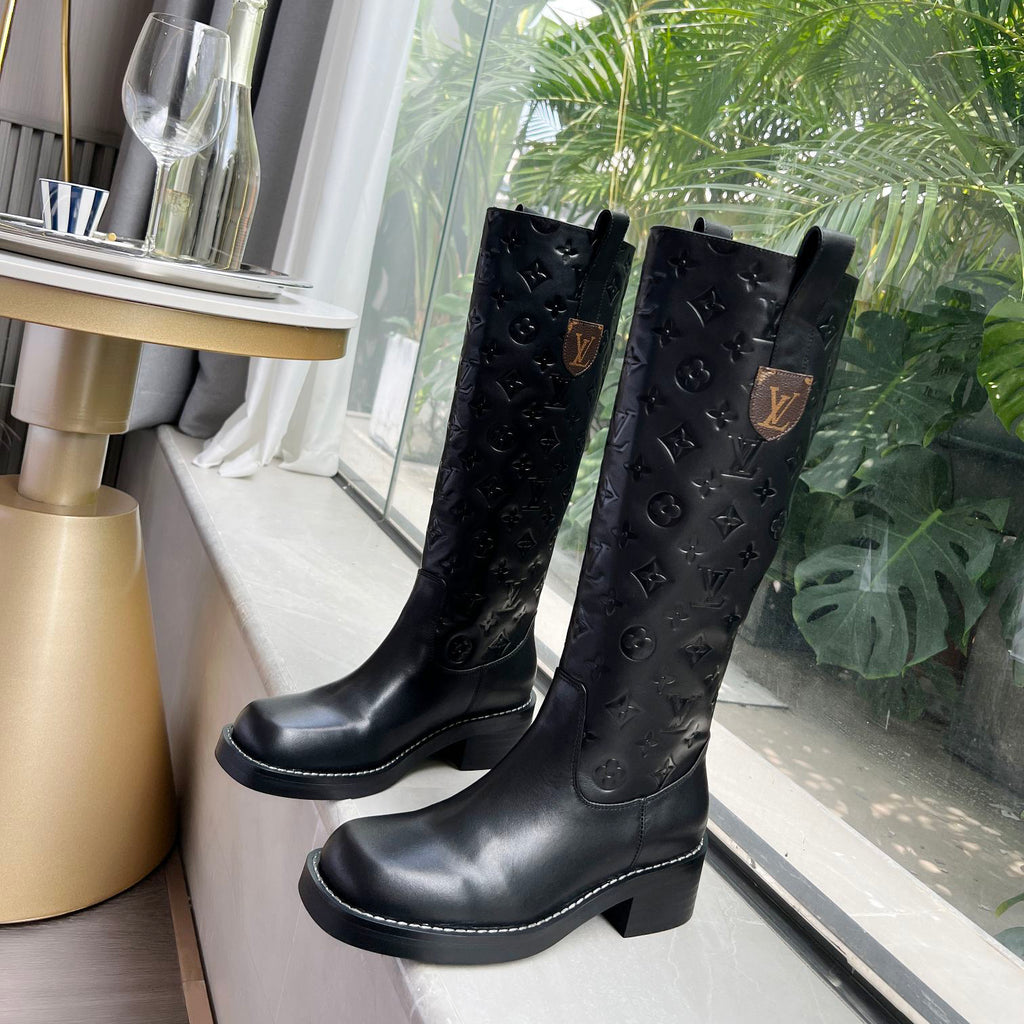 V Logo stylish embossed printed leather boots 0724101803