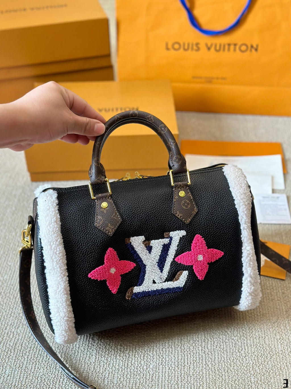 V Teddy series fashion shoulder bucket bag 0724101004