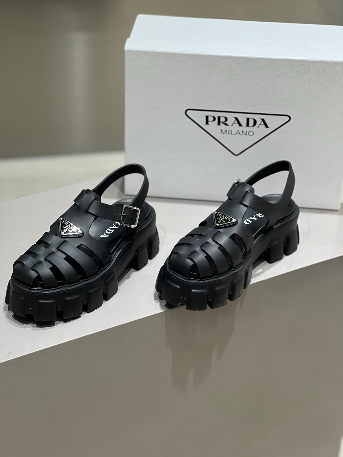 P fashion thick-soled Roman sandals 0724062402