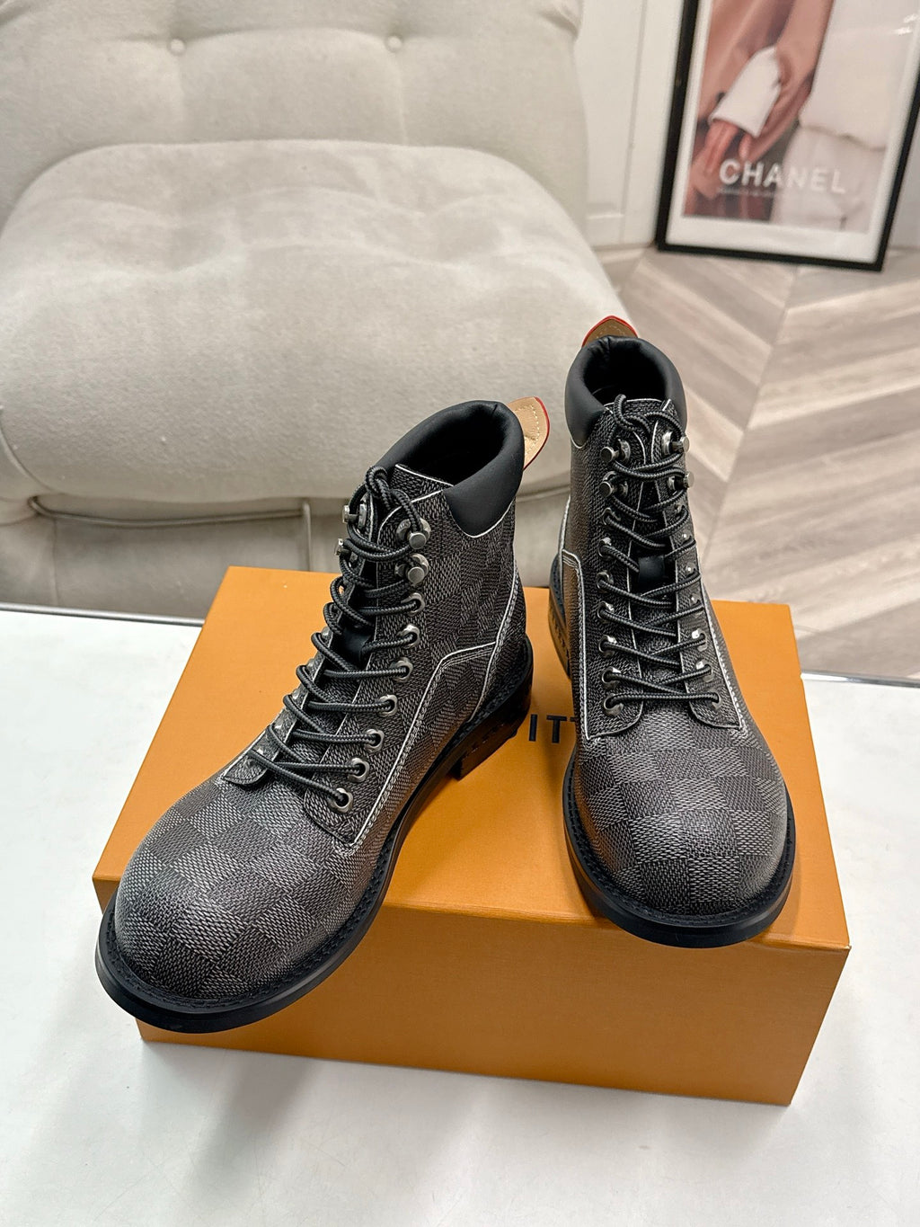 L fashion couple's Dr. Martens ankle boots 0725101304