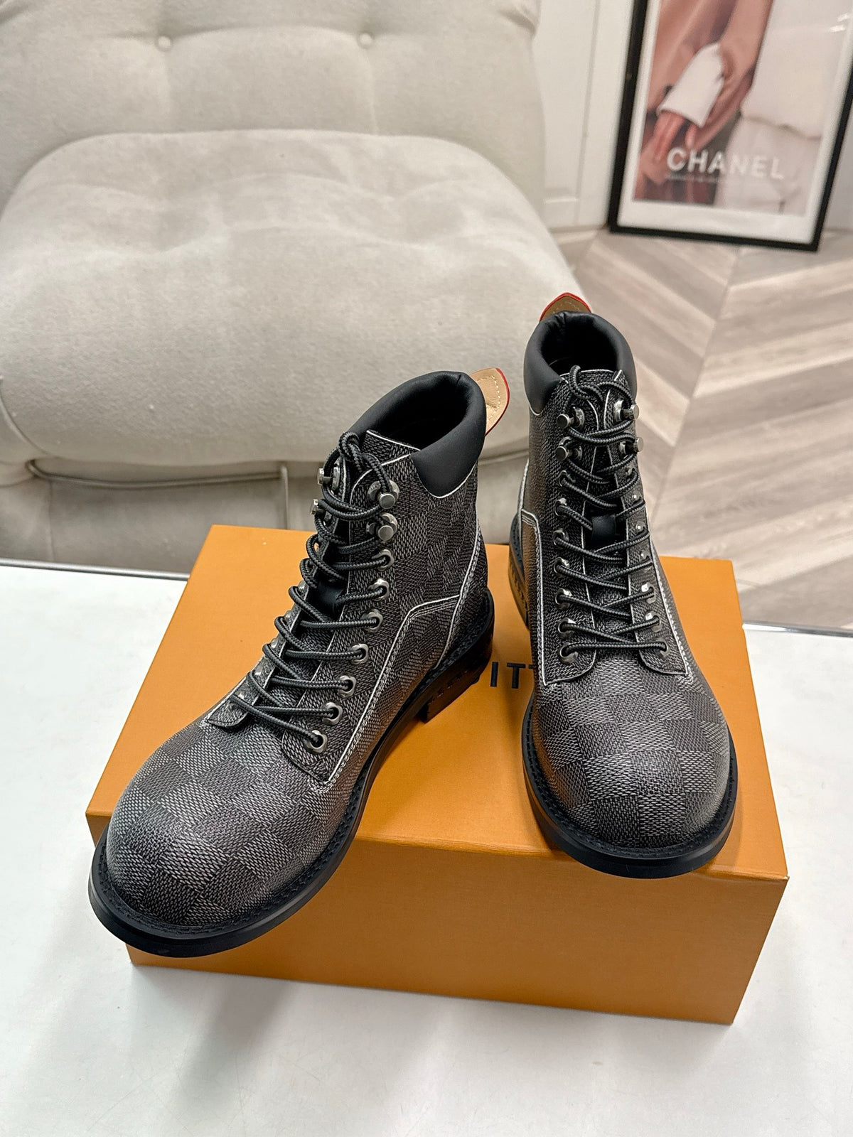 L fashion couple's Dr. Martens ankle boots 0725101304