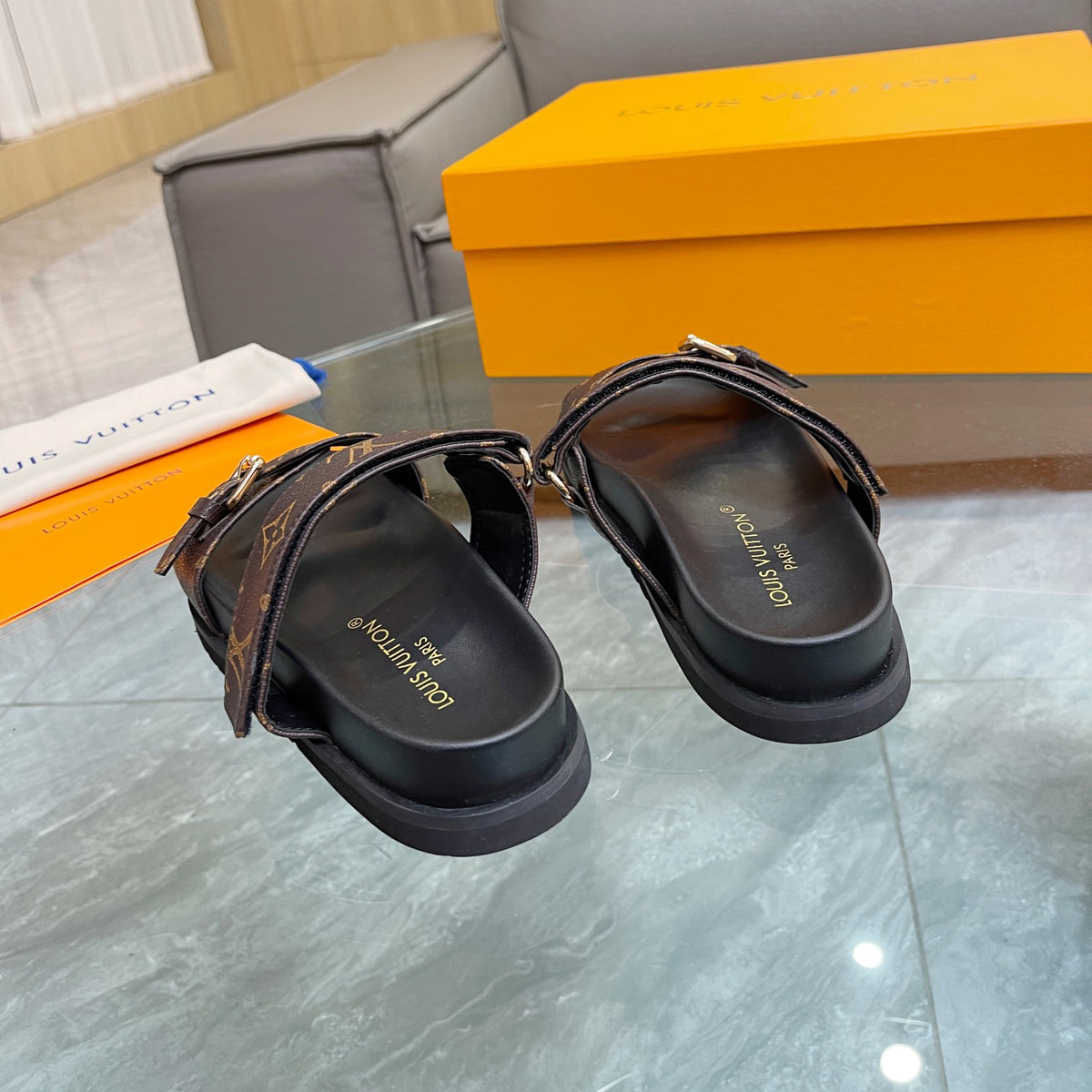 New V Logo Printed Sandals Fashion Casual Beach Flip Flops 02052501