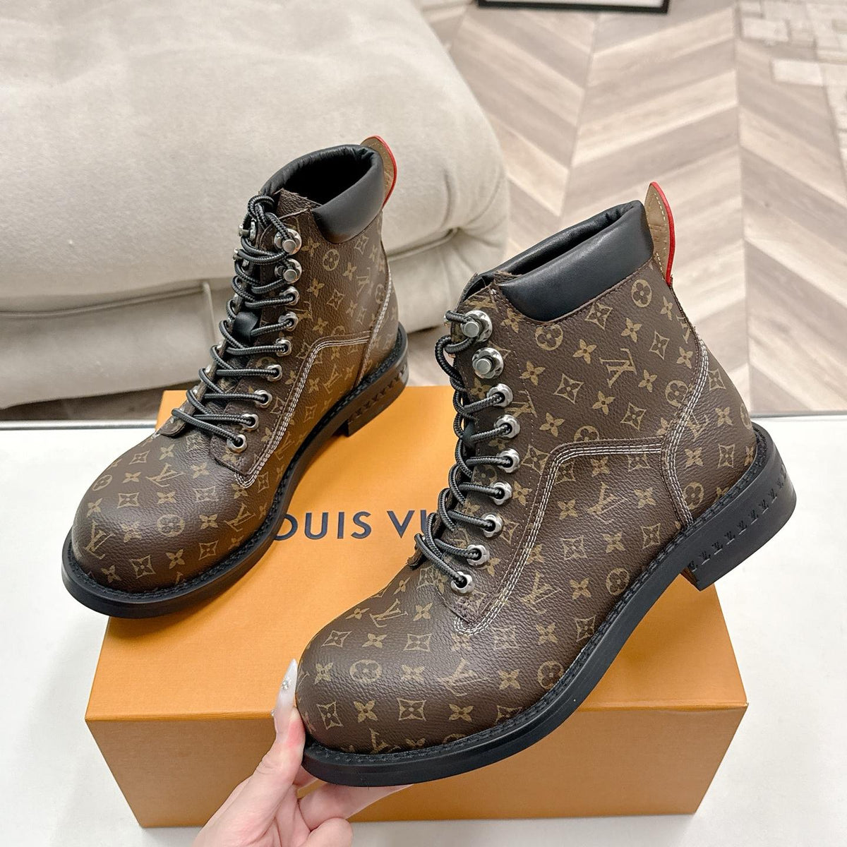L fashion couple's Dr. Martens ankle boots 0725101303