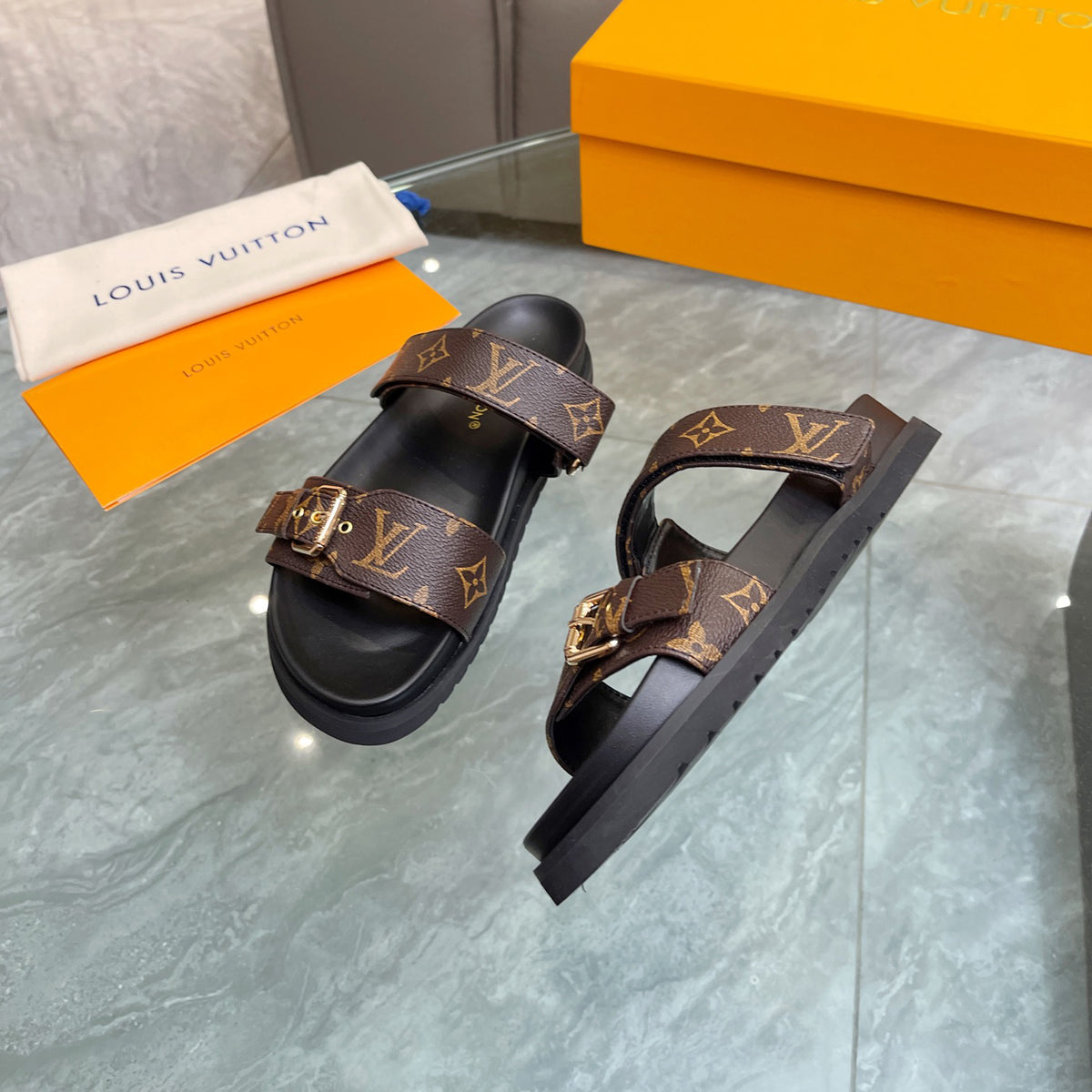 New V Logo Printed Sandals Fashion Casual Beach Flip Flops 02052501