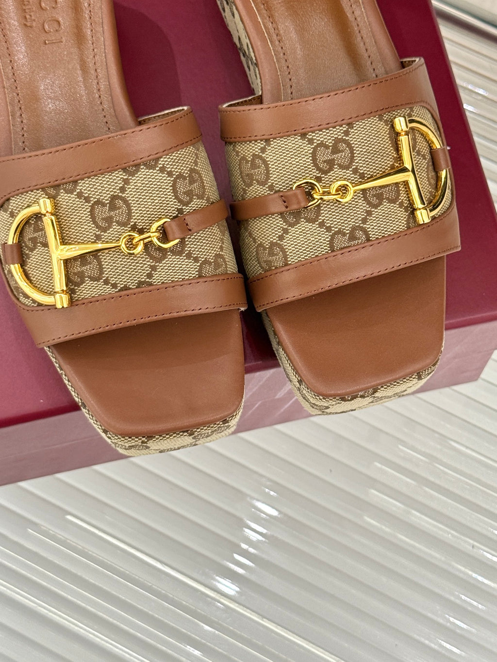 Thick-soled slippers with horse bit buckles 0725102402