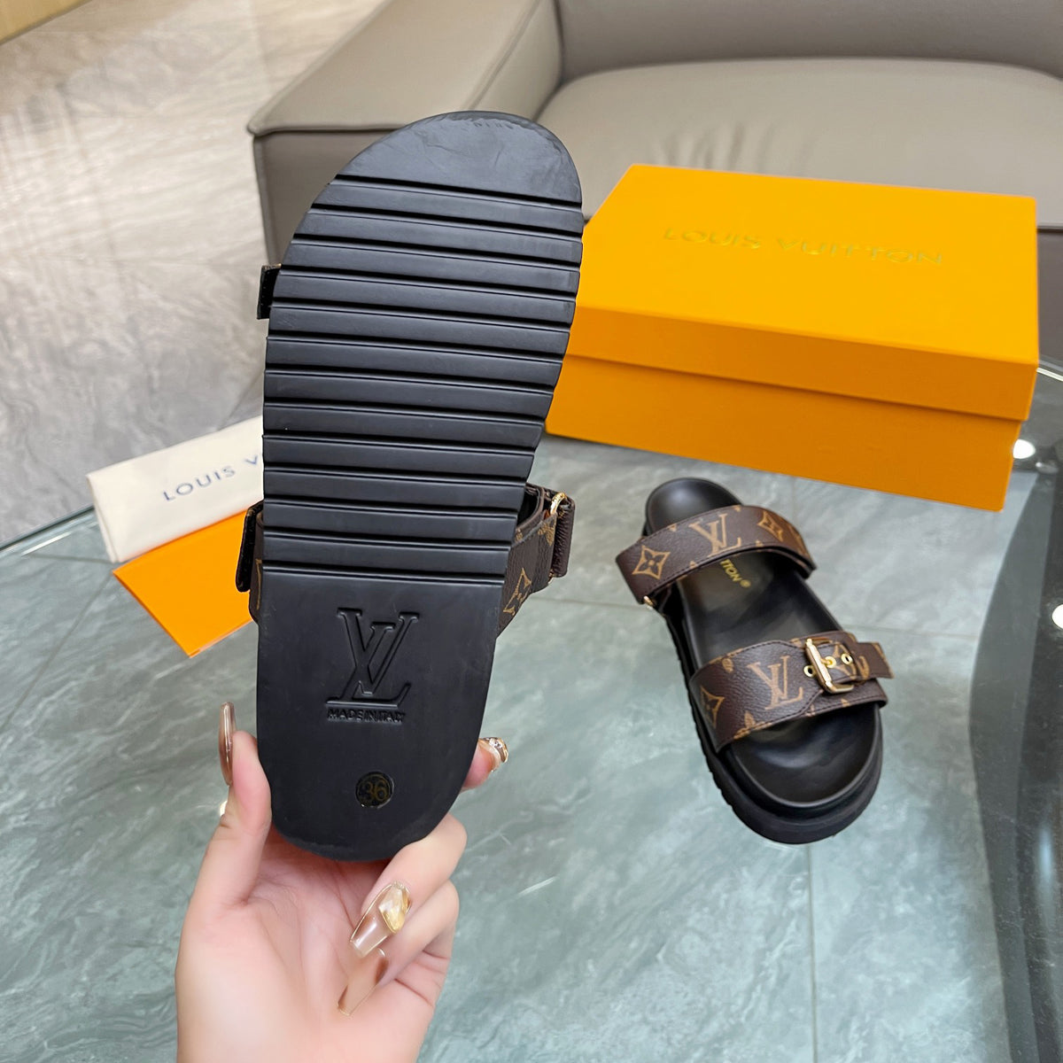 New V Logo Printed Sandals Fashion Casual Beach Flip Flops 02052501