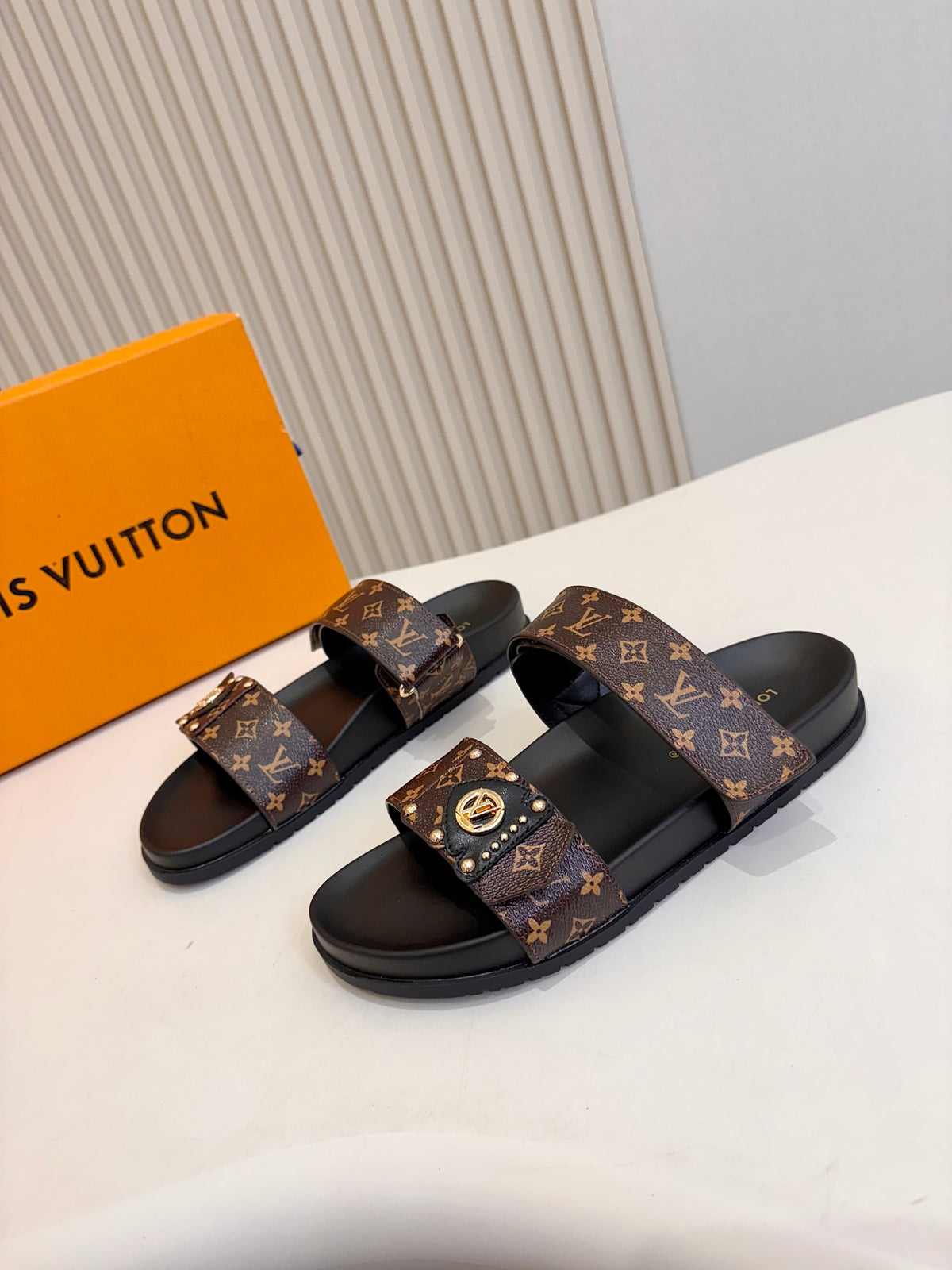 V New Arrival Slippers for Spring & Summer 0726062503