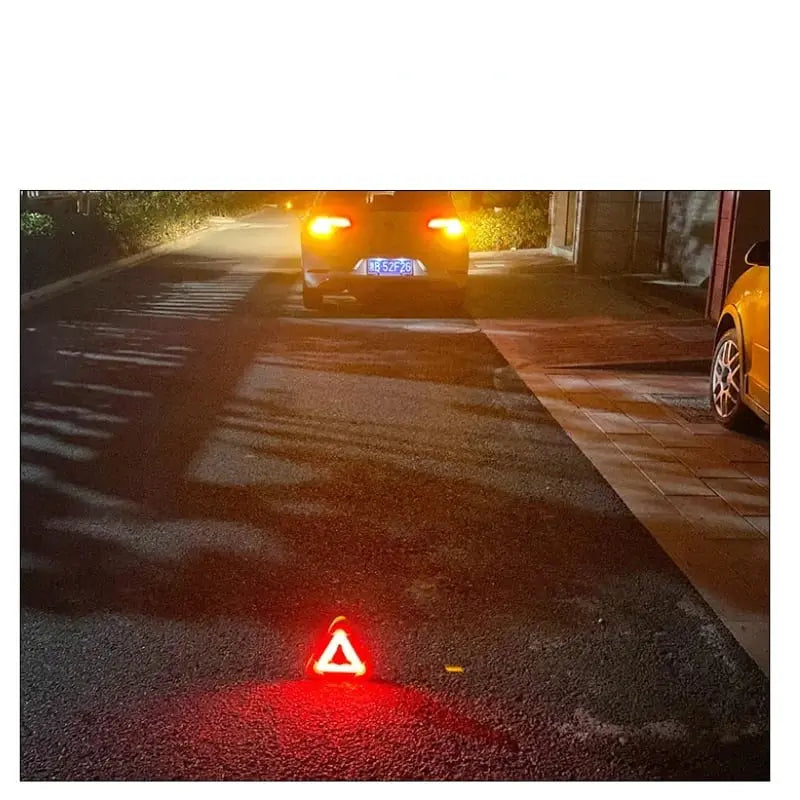 🚗Triangular Solar Emergency Signal Light for the Roadside✨